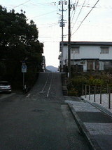 鏡川に向かう坂道