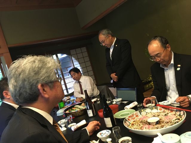 写真13 小森課税部長さん乾杯