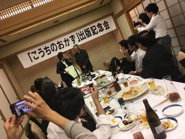 写真26 記念品贈呈