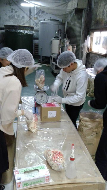 (4)酒粕詰め作業2