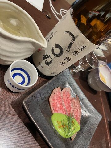 写真16 かまわぬ燗とローストビーフ