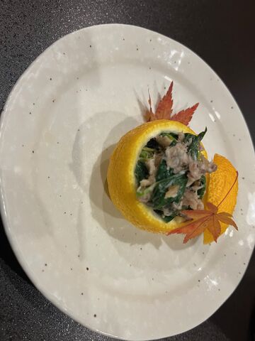 写真3 ブリとニンニク葉の和え物・柚子釜