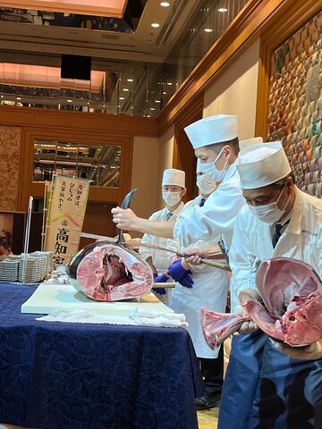 写真18 マグロ解体ショー
