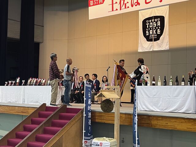 写真7 優勝旗返還・団体