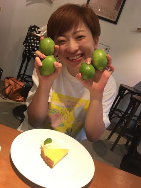 写真15 デザートに歓喜する浅野さん