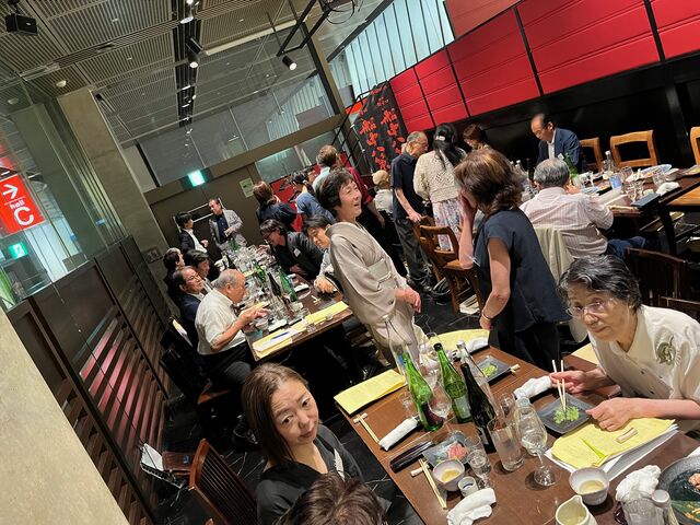 写真17 盛り上がる宴席