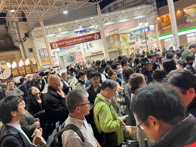 写真17 プラコップ配る