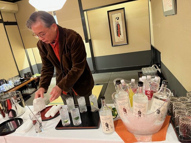 写真4 塩田さんカクテルづくり