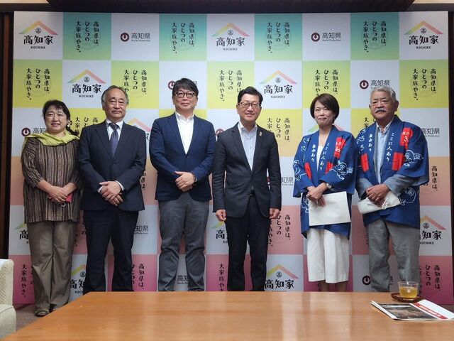 写真13 推進メンバーと記念撮影