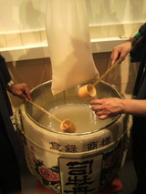 袋吊り今搾りを汲む2