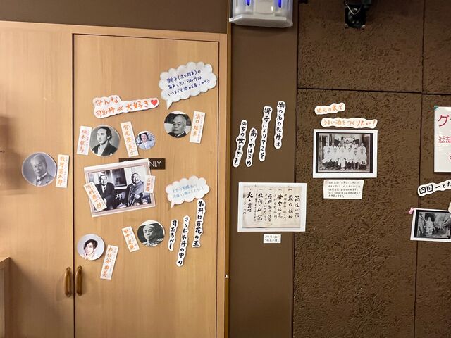 写真6 店内壁面飾りつけ3