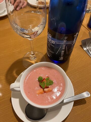 写真5 宇宙深海酒とイチゴスープ
