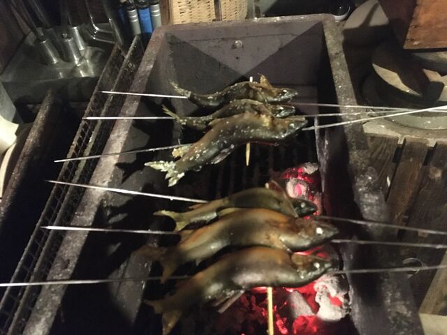 写真27 アユを焼く