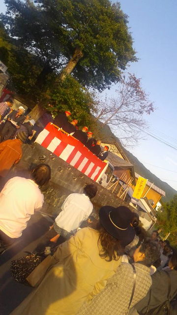 (23)餅投げに集まる