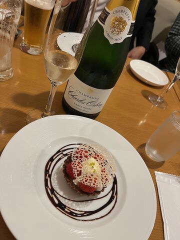 写真3 イチゴのタルトとシャンパーニュ
