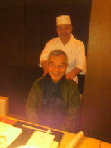 永田先生の肩をもみ野崎さん