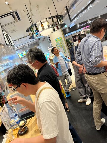 写真19 盛り上がる店内