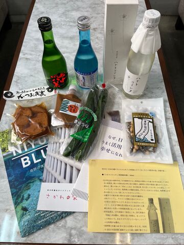 写真1 お届けのお酒とおつまみと資料
