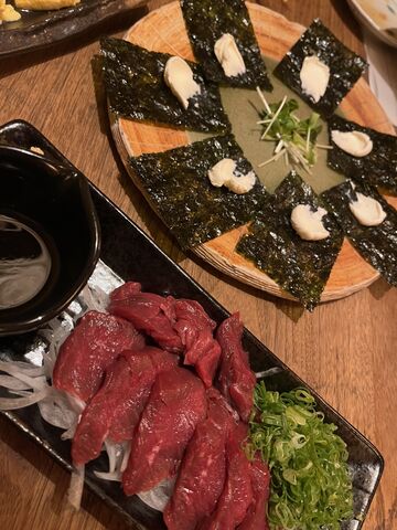 写真11 馬刺しと韓国海苔クリームチーズ