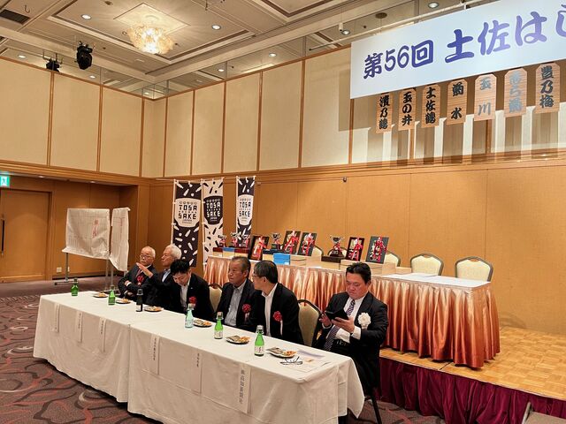 写真5 来賓着席