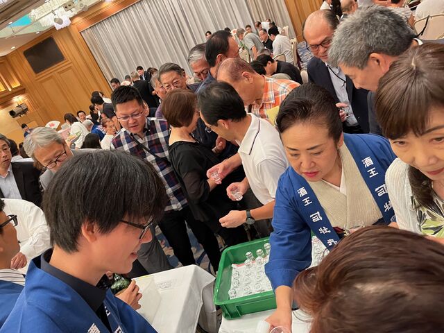 写真22 座・司牡丹に殺到!