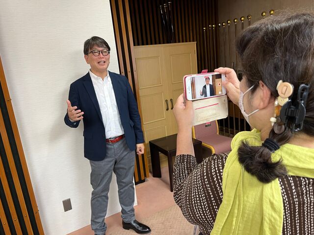 写真17 歌う植野編集長を撮影