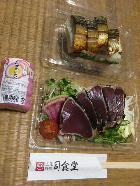 写真16 鰹のタタキ、焼きサバ寿司、大丸