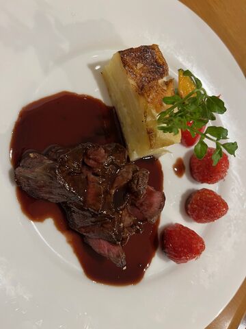 写真6 イチゴ添えの肉料理