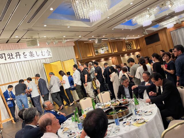 写真26 袋吊り搾りに行列2