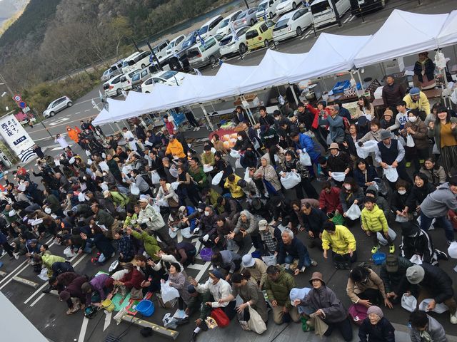 写真24 餅投げ