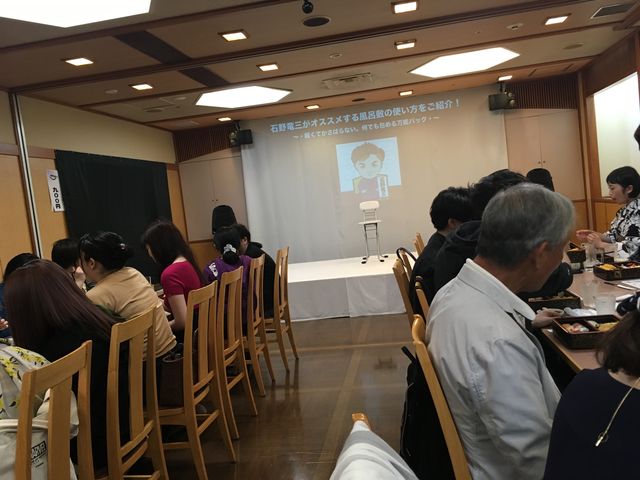 写真9 満席会場