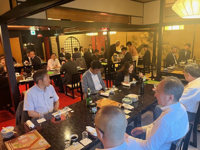 2025.7.2写真10 懇親会に集まる