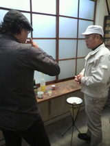 利き酒中の類さんと杜氏