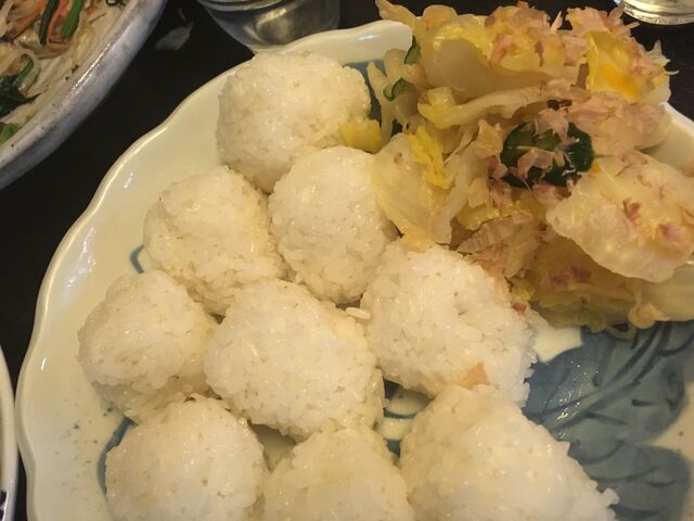 写真7 塩むすびと漬け物