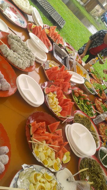 (19)おにぎり、サラダ、果物