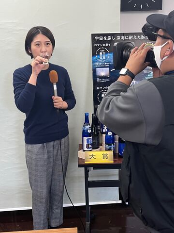 写真12 女子アナ試飲