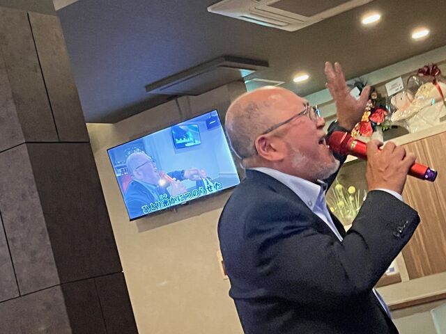 写真30 歌う吉本副理事長