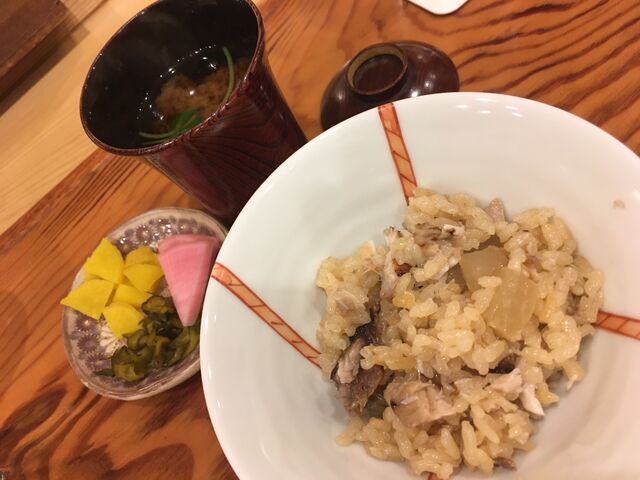写真14 ブリ大根ご飯、赤出汁、漬物