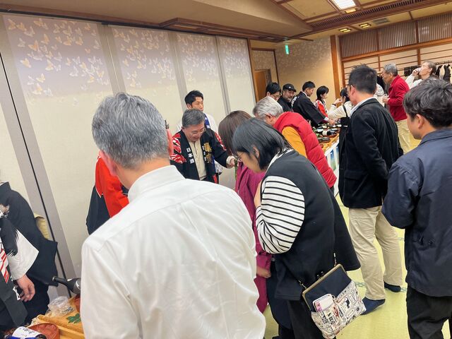 写真10 土佐酒コーナーにお客様2