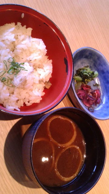 (6)炊き込みご飯、赤だし、漬物