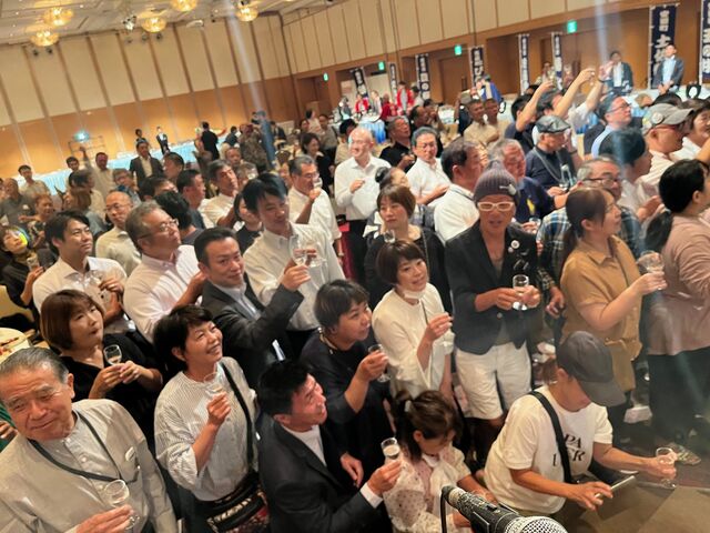 写真19 一斉乾杯に集まる