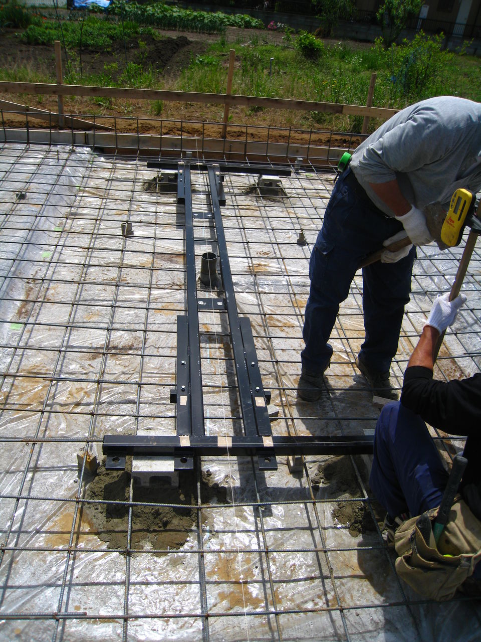 鉄骨ガレージ3台駐車 リフト付き 基礎工事 茨城県龍ヶ崎市 かっこいいデザイン車庫ガレージ 倉庫 ガレージハウス施工例