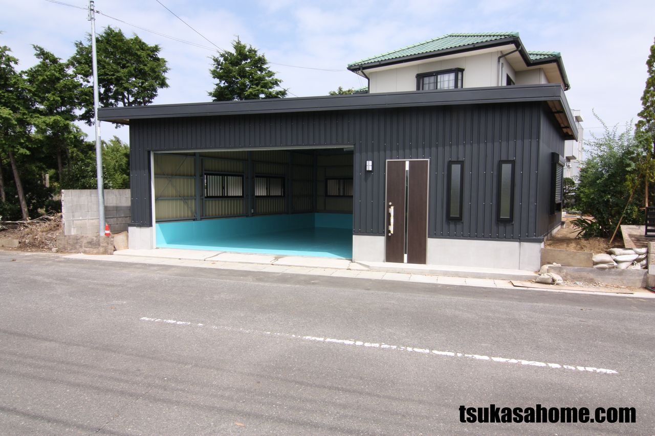 台形の鉄骨車庫ガレージ 倉庫 事務所 施工例 茨城県 神栖市 かっこいいデザイン車庫ガレージ 倉庫 ガレージハウス施工例