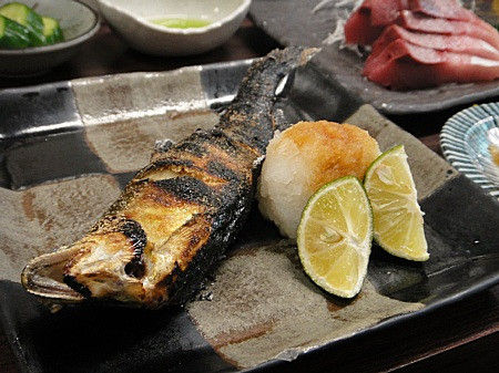 高はし」あゆ塩焼き、わらさ刺身、「やじ満」カレーチャーハン