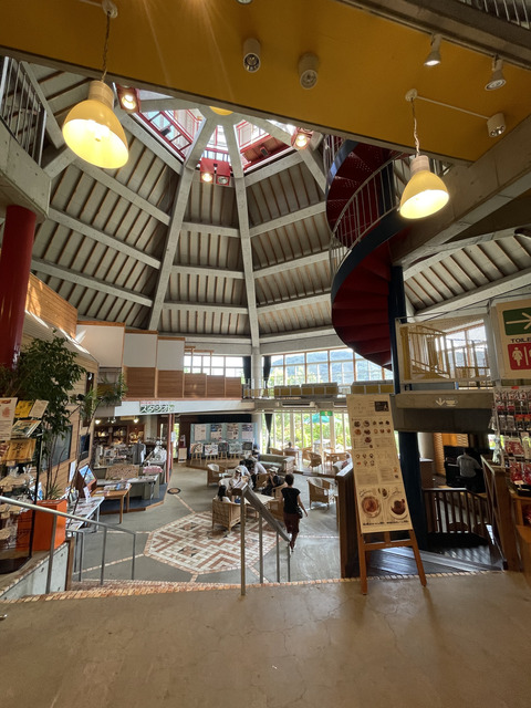 道の駅 とみうら アトリウム内部