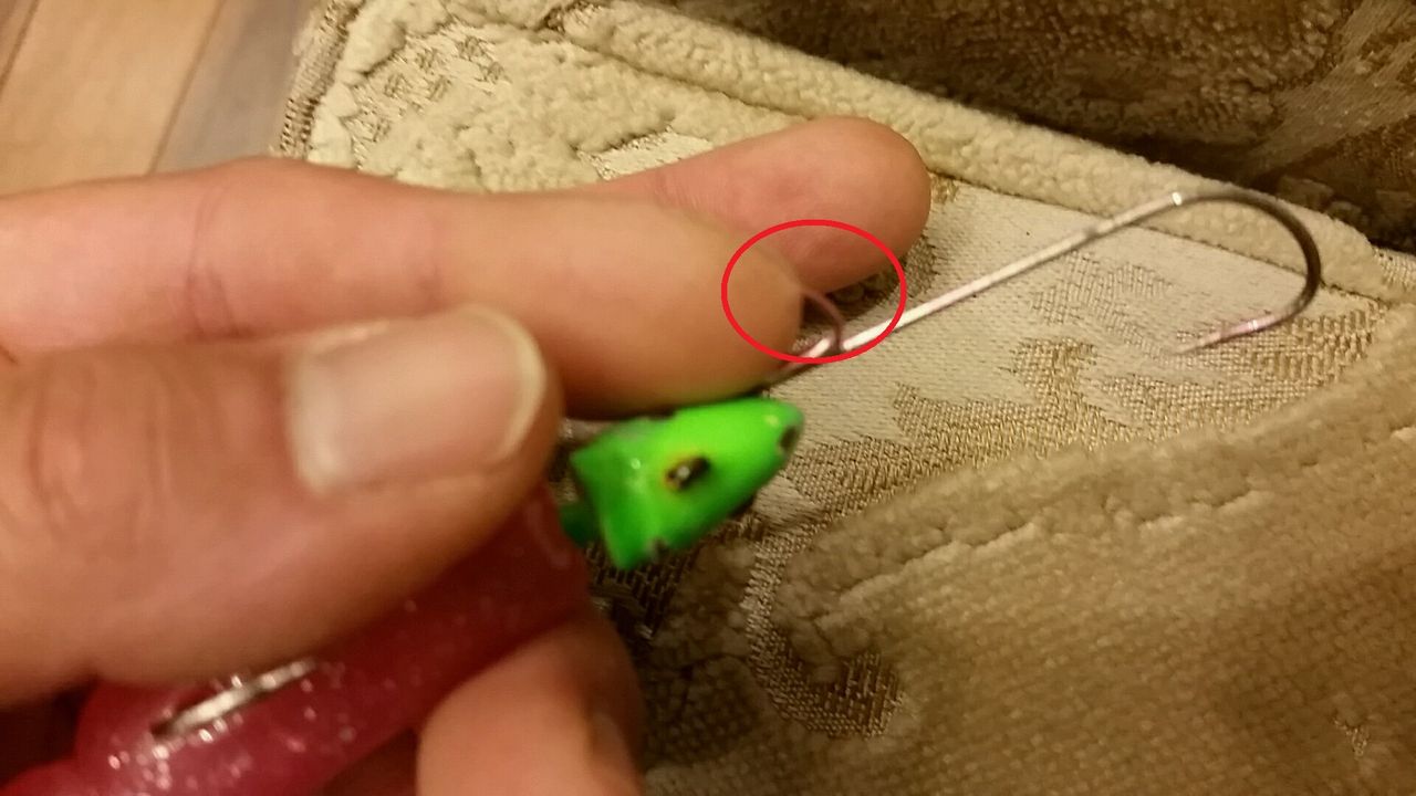 釣り針を指に刺しました いや ビックリした 紙風船の 釣るか釣られるか 釣り針を指に刺しました いや ビックリした 紙風船の 釣るか釣られるか