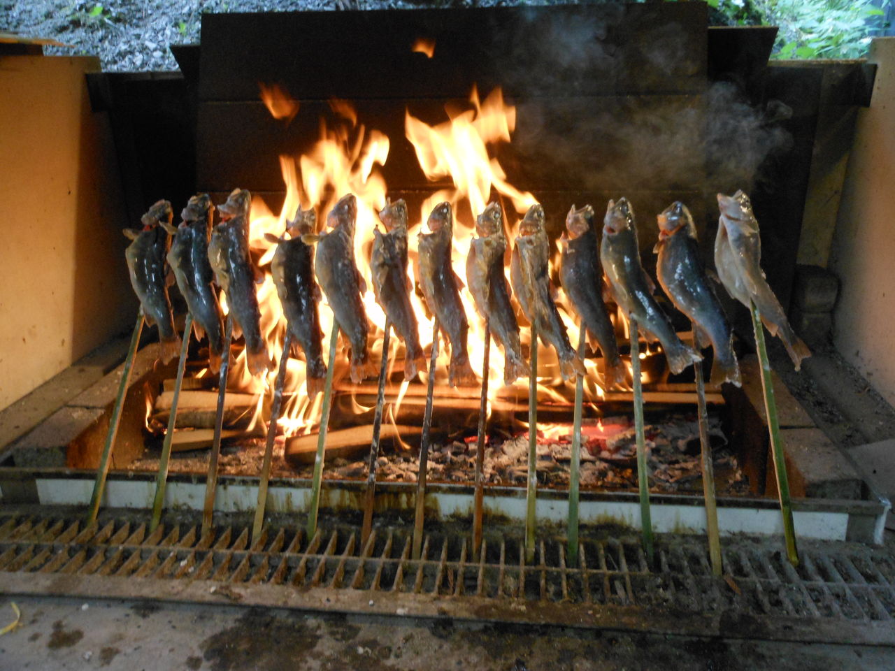 イワナの塩焼き用の竹串を新しく削りました 釣り堀 しらたに 塔の岩オートキャンプ場