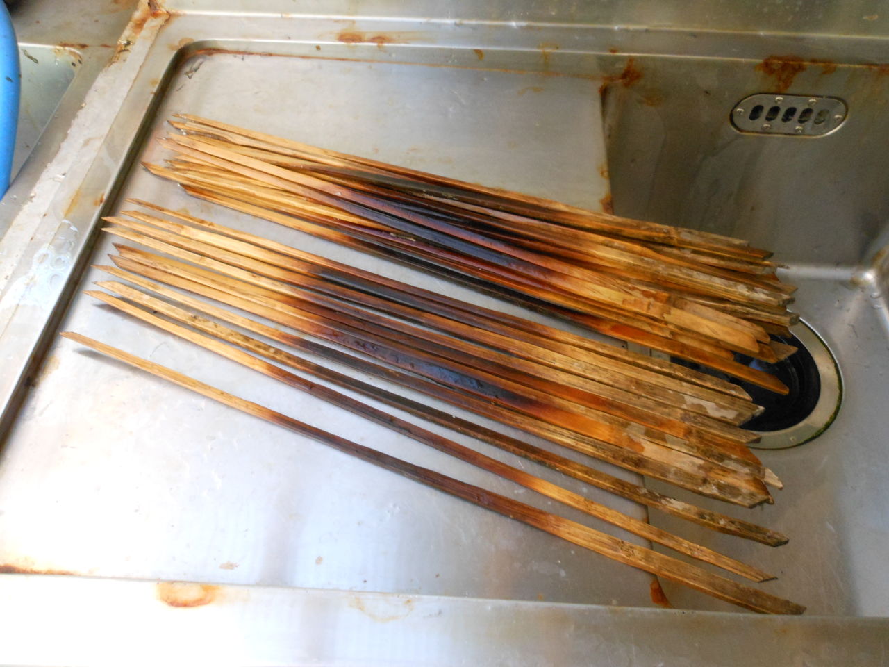 イワナの塩焼き用の竹串を新しく削りました 釣り堀 しらたに 塔の岩オートキャンプ場