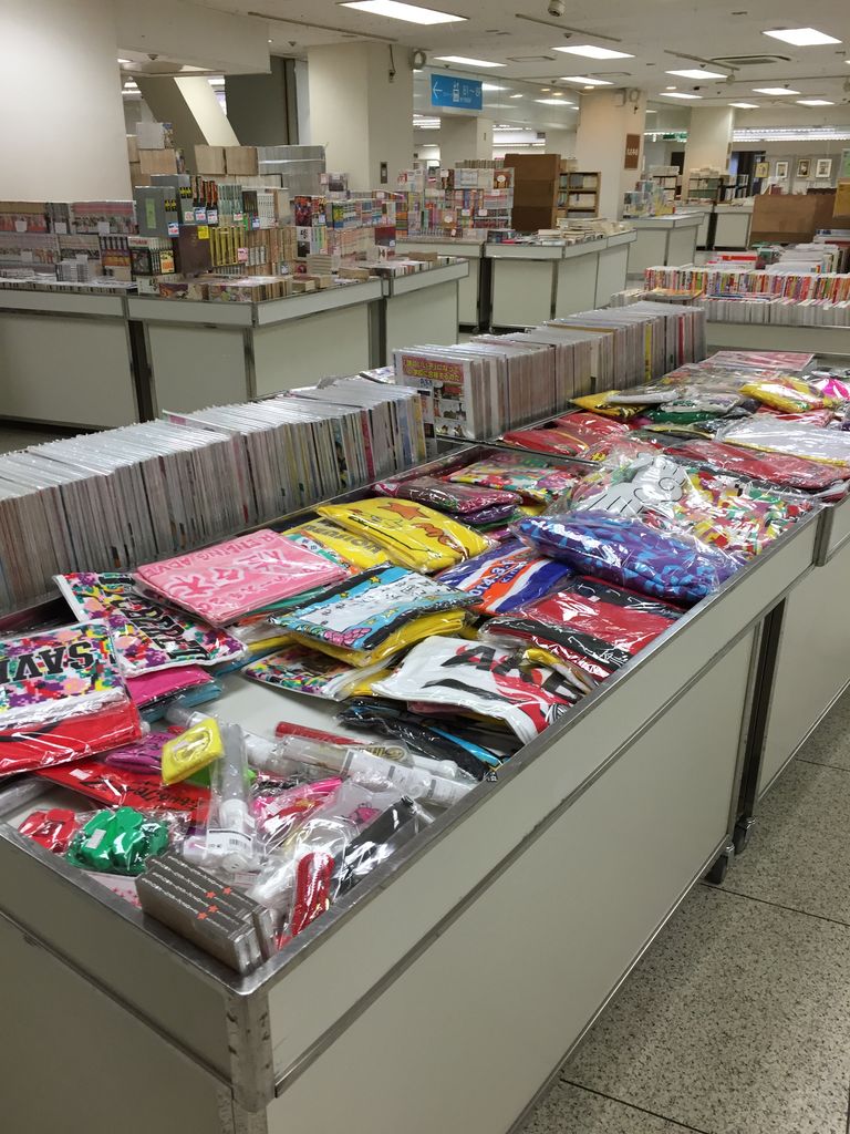 群馬県スズラン前橋店８階にて古書即売会 初日 愛知県 名古屋市内 岐阜県 三重県の古本買取 出張買取 本の処分は鶴亀堂書店