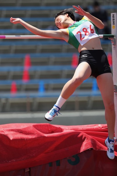 県高校総体の最終日 田中さんが女子走高跳で優勝 都留興譲館高校 陸上競技部 県高校総体の最終日 田中さんが女子走高跳で優勝 都留興譲館高校 陸上競技部